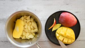 Mousse italienne aux pommes - Ajouter le noyau de mangue