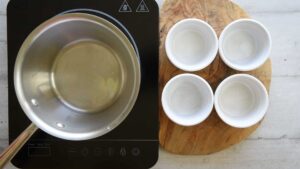 Mousse italienne aux pommes - Beurrer soigneusement les ramequins