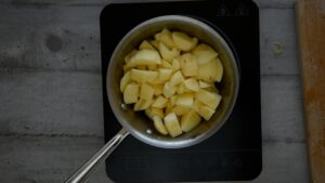 Mousse italienne aux pommes - Cuire les morceaux de pomme