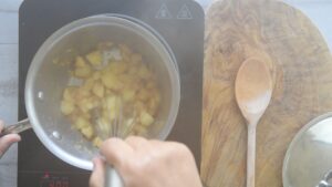 Mousse italienne aux pommes - Écraser les pommes cuites
