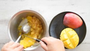 Mousse italienne aux pommes - Extraire la chair de mangue