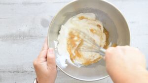 Mousse italienne aux pommes - Incorporer délicatement les pommes