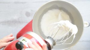 Mousse italienne aux pommes - Monter les blancs en neige