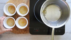 Mousse italienne aux pommes - Napper le fond des ramequins