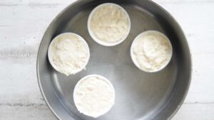 Mousse italienne aux pommes - Placer les ramequins dans plat