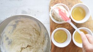 Mousse italienne aux pommes - Remplir les ramequins de mousse