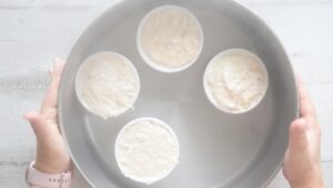 Mousse italienne aux pommes - Verser l'eau du bain-marie