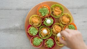 Nids de spaghetti maison - Déposer les billes de mozzarella