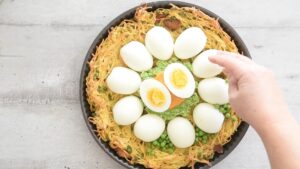Nids de spaghetti maison - Disposer les demi-œufs durs