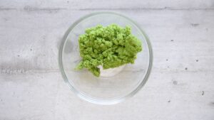 Nids de spaghetti maison - Écraser les petits pois cuits