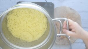 Nids de spaghetti maison - Égoutter immédiatement les spaghetti