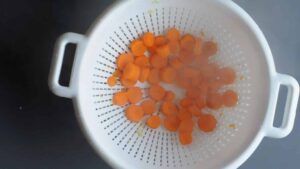 Nids de spaghetti maison - Égoutter les morceaux de carotte