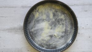Nids de spaghetti maison - Fariner le moule à tarte