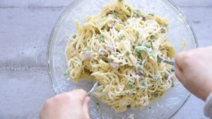 Nids de spaghetti maison - Mélanger tous les ingrédients ensemble