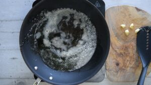 Nids de spaghetti maison - Retirer les morceaux d'ail