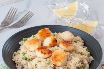 Noix de Saint-Jacques poêlées au beurre et risotto aux petits pois et au bacon - en-tête