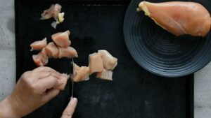 Nuggets de poulet italiens cuits au four - Couper le poulet en cubes