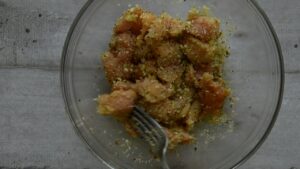 Nuggets de poulet italiens cuits au four - Enrober le poulet de chapelure