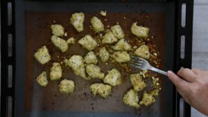 Nuggets de poulet italiens cuits au four - Retourner les nuggets pendant cuisson