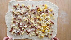 Pain de Pâques napolitain traditionnel, casatiello ou tortano - Ajouter les œufs durs hachés