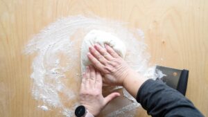 Pain de Pâques napolitain traditionnel, casatiello ou tortano - Aplatir à nouveau la pâte