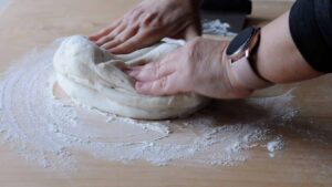 Pain de Pâques napolitain traditionnel, casatiello ou tortano - Aplatir la pâte du bout des doigts