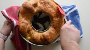 Pain de Pâques napolitain traditionnel, casatiello ou tortano - Détacher les bords du moule