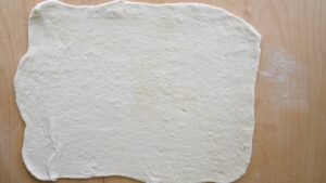 Pain de Pâques napolitain traditionnel, casatiello ou tortano - Étaler la pâte en rectangle