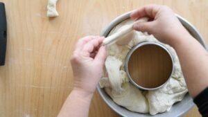 Pain de Pâques napolitain traditionnel, casatiello ou tortano - Fixer les œufs avec pâte