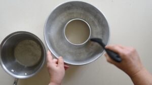 Pain de Pâques napolitain traditionnel, casatiello ou tortano - Graisser le moule au saindoux