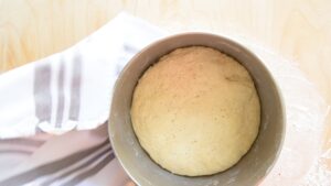 Pain de Pâques napolitain traditionnel, casatiello ou tortano - Laisser reposer la pâte pétrie