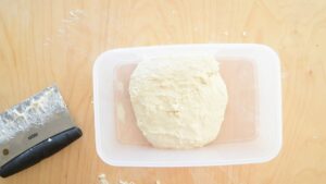 Pain de Pâques napolitain traditionnel, casatiello ou tortano - Placer la pâte au frais