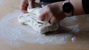 Pain de Pâques napolitain traditionnel, casatiello ou tortano - Rabattre le haut de pâte