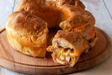 Pain de Pâques napolitain traditionnel, casatiello ou tortano - en-tête