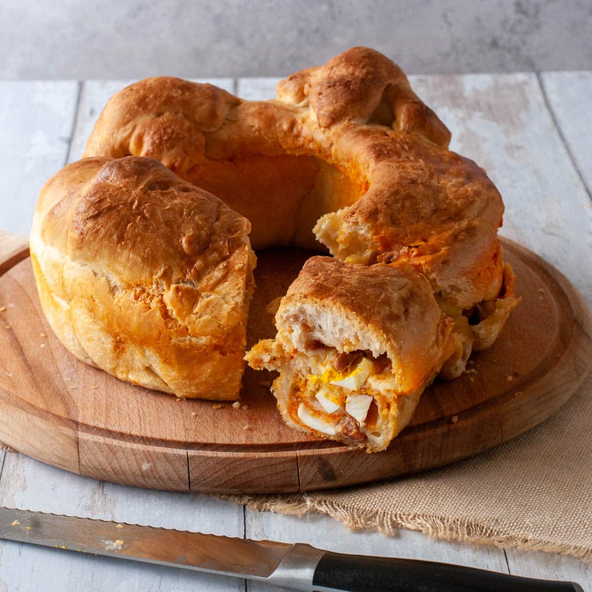 Pain de Pâques napolitain traditionnel, casatiello ou tortano - en-tête