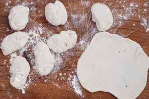 Pain indien maison - Aplatir la pâte sur le plan