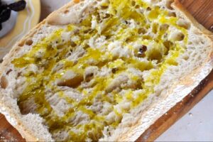 Pan bagnat - Arroser le pain d'huile d'olive