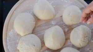 Panzerotto, calzone frit - Division de la pâte en boules