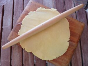 Pasta frolla salée et sucrée, pâte à tarte italienne - Abaisser la pâte sur le plan