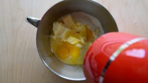 Pasta frolla salée et sucrée, pâte à tarte italienne - Ajouter les œufs entiers
