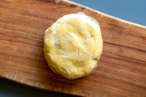 Pasta frolla salée et sucrée, pâte à tarte italienne - Envelopper la pâte de film