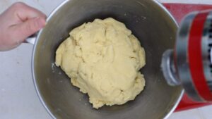 Pasta frolla salée et sucrée, pâte à tarte italienne - Former une boule de pâte