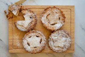 Pasta frolla salée et sucrée, pâte à tarte italienne - Saupoudrer les tartelettes de sucre
