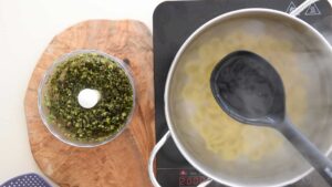 Pâtes à la sauce crémeuse au pesto sicilien de pistaches - Ajouter l'eau de cuisson