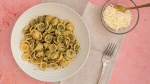 Pâtes à la sauce crémeuse au pesto sicilien de pistaches - Mélanger les pâtes au pesto