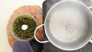 Pâtes à la sauce crémeuse au pesto sicilien de pistaches - Porter l'eau à ébullition