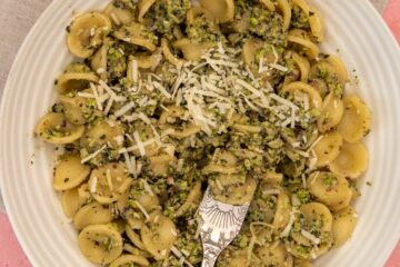 Pâtes à la sauce crémeuse au pesto sicilien de pistaches - en-tête