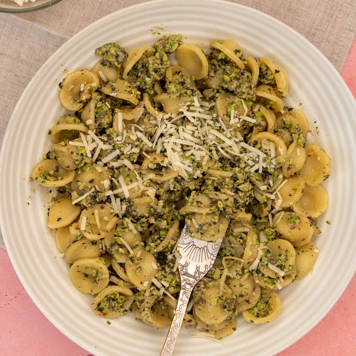 Pâtes à la sauce crémeuse au pesto sicilien de pistaches - en-tête