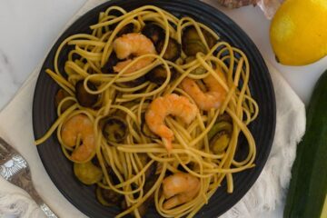 Pâtes aux courgettes et aux crevettes fraîches - en-tête