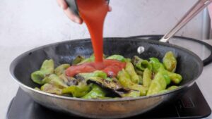 Pâtes aux friggitelli, petits poivrons verts doux - Ajouter la sauce tomate